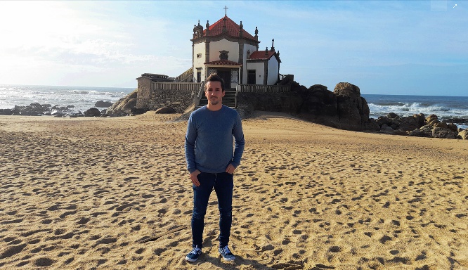 Eu na praia de Miramar, perto da Capela do Senhor da Pedra em Portugal, cidade de Vila Nova de Gaia, distrito do Porto